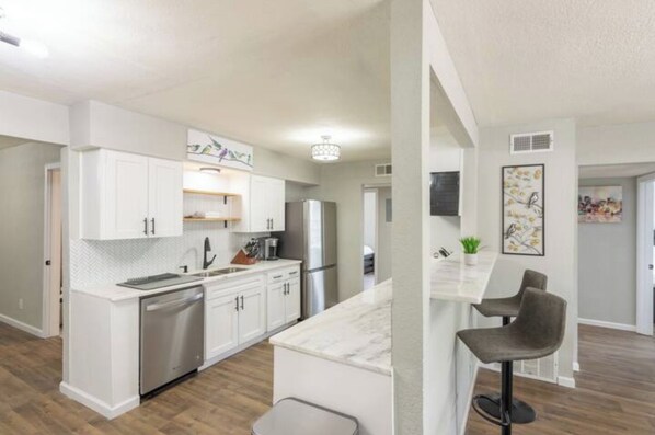 Cookware/dishes/utensils, paper towels