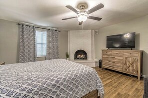 4 bedrooms, iron/ironing board, WiFi, bed sheets