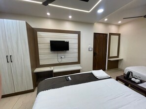 Chambre triple Standard, vue sur la ville | Bureau, espace de travail pour ordinateurs portables