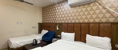 Desk, laptop workspace, free WiFi