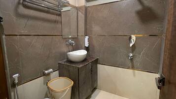 Douche, serviettes fournies, savon, shampoing