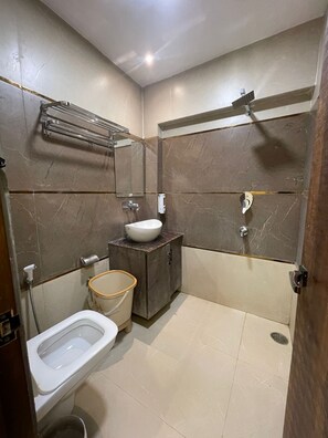 Shower, towels, soap, shampoo - Monga Dreams 120 Mtrs from Golden Temple (Amritsar)