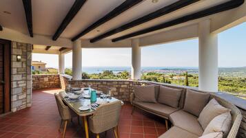 Villa | Restaurante al aire libre