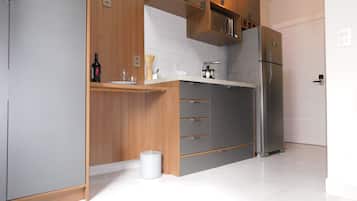 Geladeira, micro-ondas, cooktop, cafeteira/chaleira