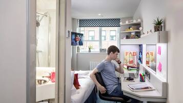 Single Room, Non Smoking | Blackout drapes, iron/ironing board, free WiFi