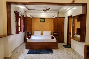 1 bedroom, desk, iron/ironing board, WiFi