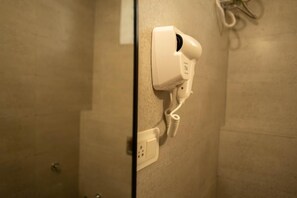 Suihku, hiustenkuivaaja, pyyhkeet, saippua