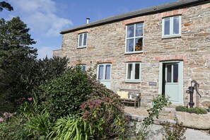 Exterior - Trotters, barn conversion on edge of Mount Hawke (Mount Hawke)