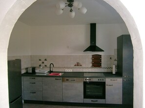 ثلاجة، فرن، موقد طهي مسطح، غسالة أطباق