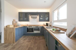 冷蔵庫、電子レンジ、オーブン、食器洗い機