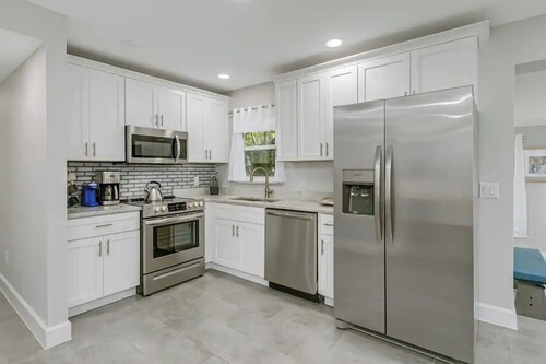 King Bed. Great Parking. Message with Questions.

