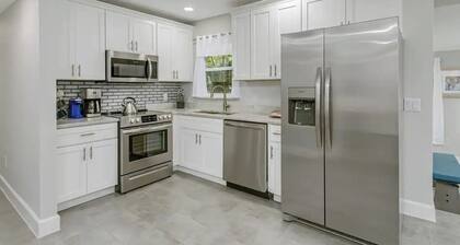 King Bed. Great Parking. Message with Questions.