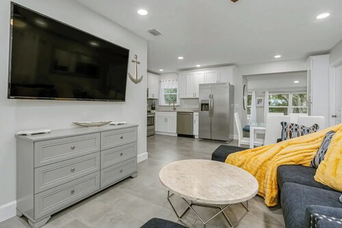 King Bed. Great Parking. Message with Questions.

