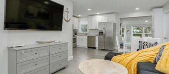 King Bed. Great Parking. Message with Questions.

