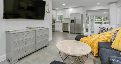 King Bed. Great Parking. Message with Questions.