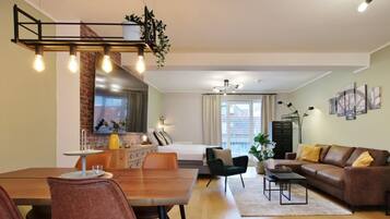 Business-Apartment, 1 King-Bett und Schlafsofa, Stadtblick | Individuell dekoriert, individuell eingerichtet, Verdunkelungsvorhänge