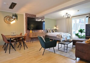 Apartamento Business, 1 cama de matrimonio grande con sofá cama, vistas a la ciudad | Decoración individual, mobiliario individual, cortinas opacas