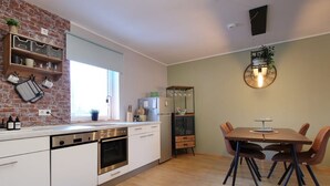 Business-Apartment, 1 King-Bett und Schlafsofa, Stadtblick | Essbereich im Zimmer
