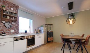Leilighet – business, 1 kingsize-seng med sovesofa, byutsikt | Spiseområde på rommet