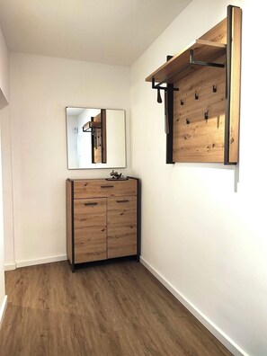 Apartamento Business, 3 habitaciones, no fumadores, frigorífico y microondas | Zona de estar | Smart TV de 43 pulgadas con canales digitales