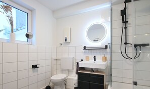 Business Condo, Multiple Beds, Balcony, City View | Bathroom - RtR Essen (Essen)