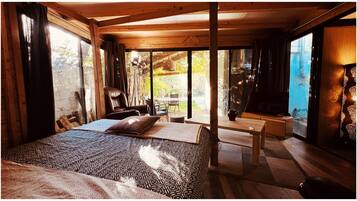 1 bedroom, bed sheets