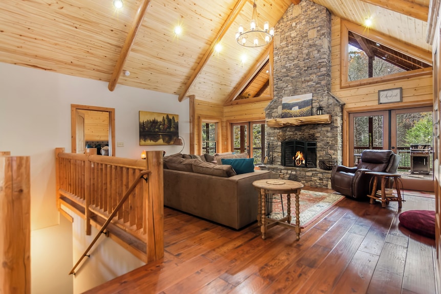 Rolling Water Lodge On 7 Acres Private Creekside - Ellijay, GA