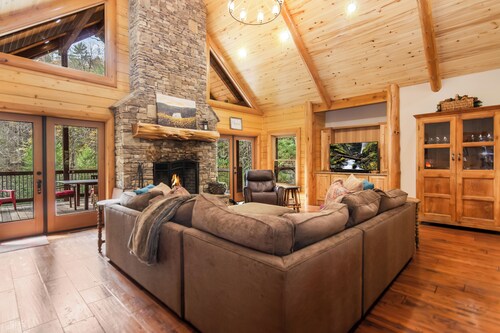 New! 7 bedroom creek front cabin, on 7 acres 