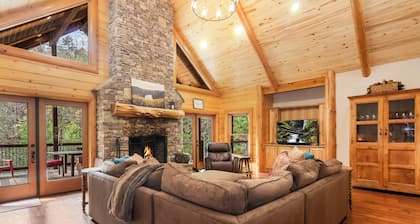 Rolling Water Lodge on 7 Acres Private Creekside