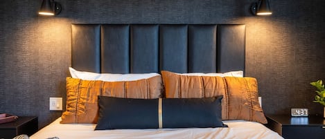 6 habitaciones, escritorio y tabla de planchar con plancha