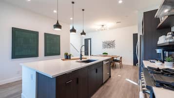 Kylskåp, mikrovågsugn, ugn och spishäll