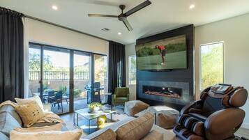 Smart-tv, eldstad, tv-spel och böcker