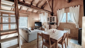 Chalet, patio | Aire de séjour | Téléviseur à écran plat de 32 po avec télévision par satellite