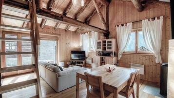 Chalet, patio | Área de sala de estar | Televisión de pantalla plana de 32 pulgadas con canales vía satélite