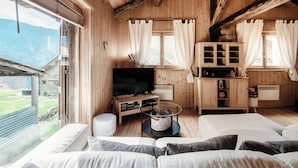 Chalet, patio | Aire de séjour | Téléviseur à écran plat de 32 po avec télévision par satellite