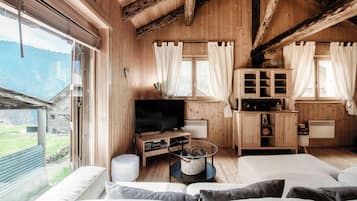 Chalet, patio | Área de sala de estar | Televisión de pantalla plana de 32 pulgadas con canales vía satélite