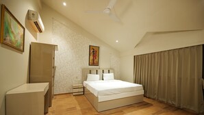 A modern bedroom with a bed, bedside tables, an air conditioning unit, a ceiling fan, and a painting on the wall. - Warm Wood Villa By 97RoyalVista (Mawal)