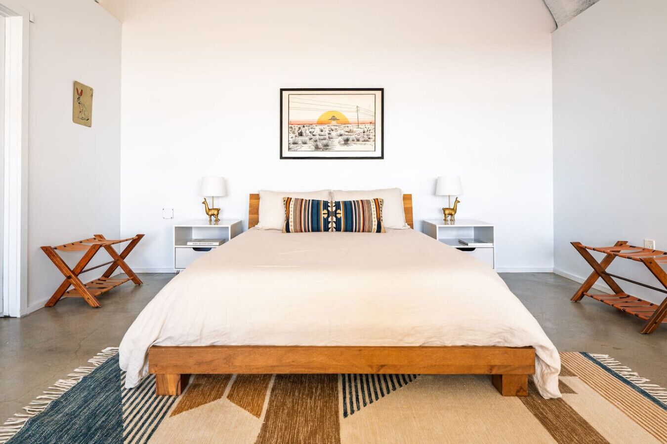 Een bureau, een strijkplank/strijkijzer, wifi, beddengoed