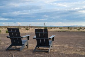 Property grounds - Desert Sky - Modern Oasis on 5 Acres + Marfa Lights Views (Marfa)