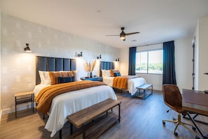6 chambres, bureau, fer et planche à repasser, lit de bébé portatif