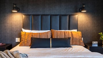 6 bedrooms, desk, iron/ironing board, travel cot