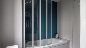 House | Bathroom | Combined shower/bathtub, deep-soaking bathtub, hair dryer, towels - Captivating 3-bed House in London (London)