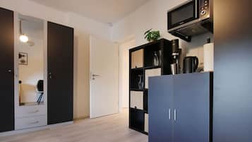 Condo empresarial, cocineta, vista al patio | Café y/o cafetera
