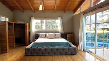 4 bedrooms, iron/ironing board, WiFi, bed sheets