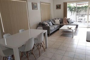 Unclassified image, 5 of 9, button - Victor Central Cottage Perfect Location (Victor Harbor)