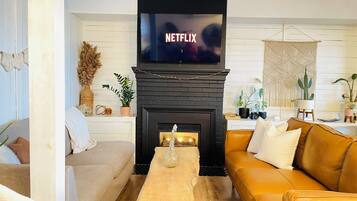 Téléviseur connecté, foyer, table de baby-foot, livres