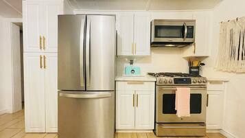 Four à micro-ondes, un four, surface de cuisson, lave-vaisselle