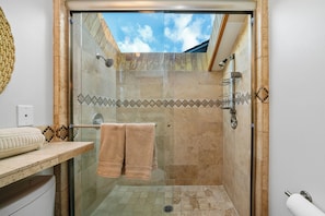 Shower, hair dryer, towels - Neah-kah-nie Treasure-Gorgeous ocean front home. Perfect couples retreat (Nehalem)