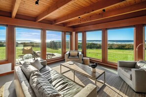 Smart-tv, boeken en een kantoor