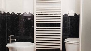 Secadora de cabello, bidet, toallas, jabón